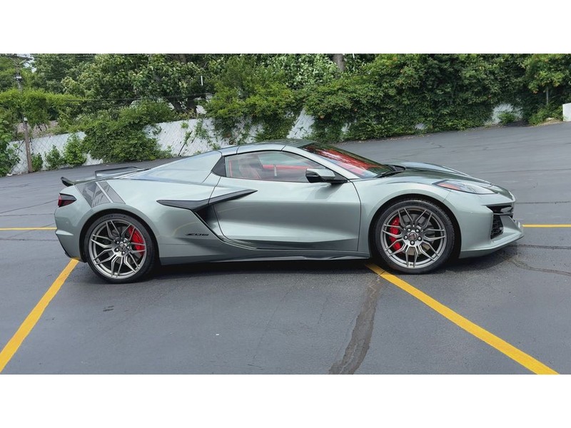 Chevrolet Corvette Vehicle Full-screen Gallery Image 02