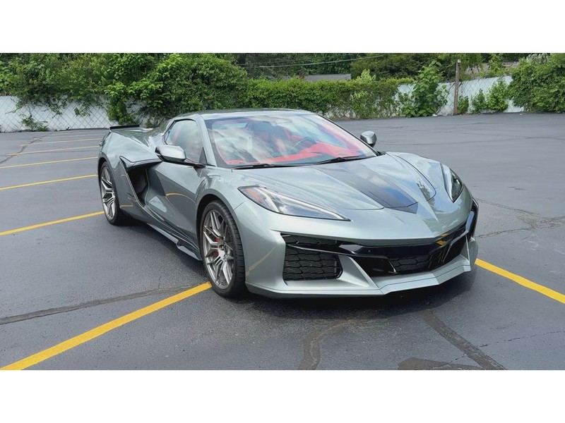 Chevrolet Corvette Vehicle Full-screen Gallery Image 03