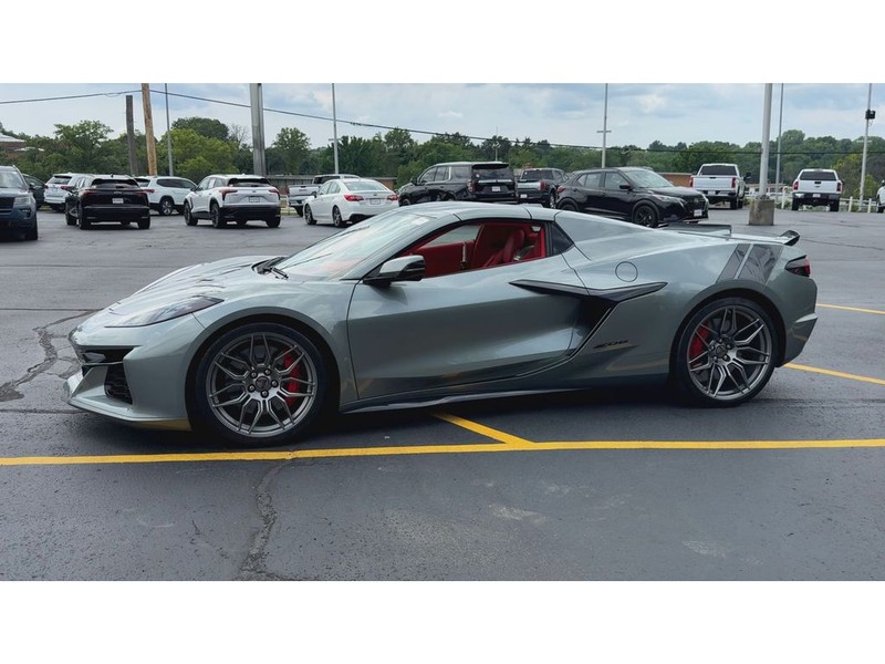 Chevrolet Corvette Vehicle Full-screen Gallery Image 05