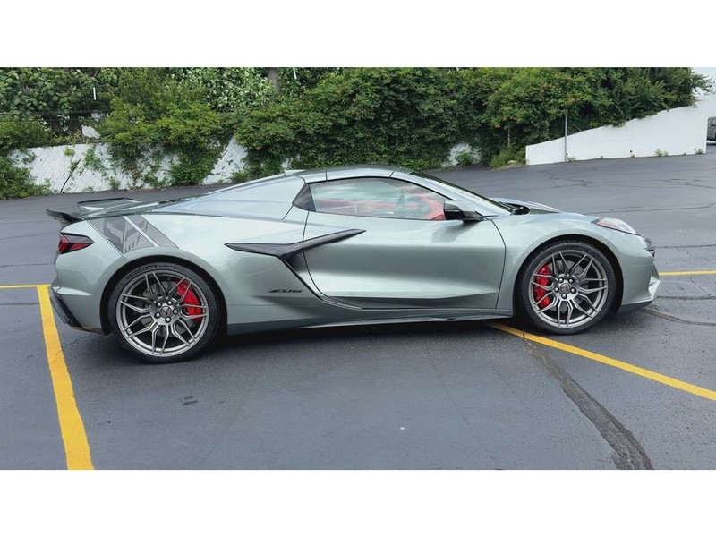 Chevrolet Corvette Vehicle Full-screen Gallery Image 09
