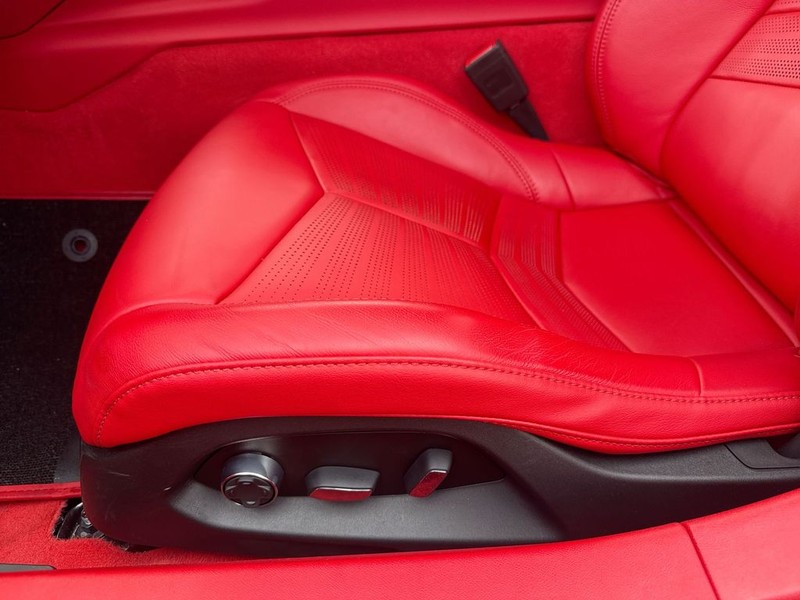 Chevrolet Corvette Vehicle Full-screen Gallery Image 12