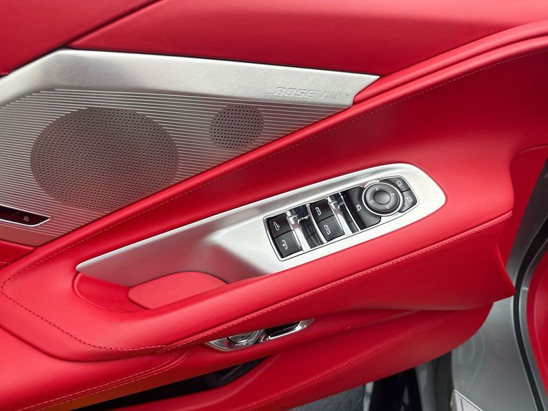 Chevrolet Corvette Vehicle Full-screen Gallery Image 13