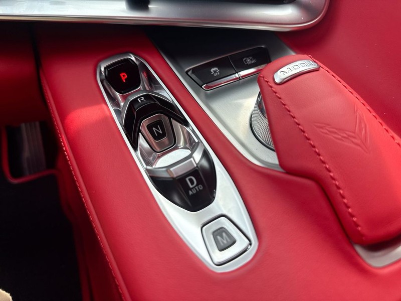 Chevrolet Corvette Vehicle Full-screen Gallery Image 19