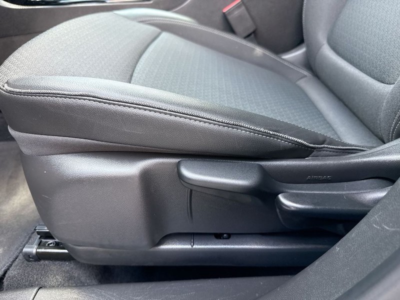 Buick Encore GX Vehicle Full-screen Gallery Image 12