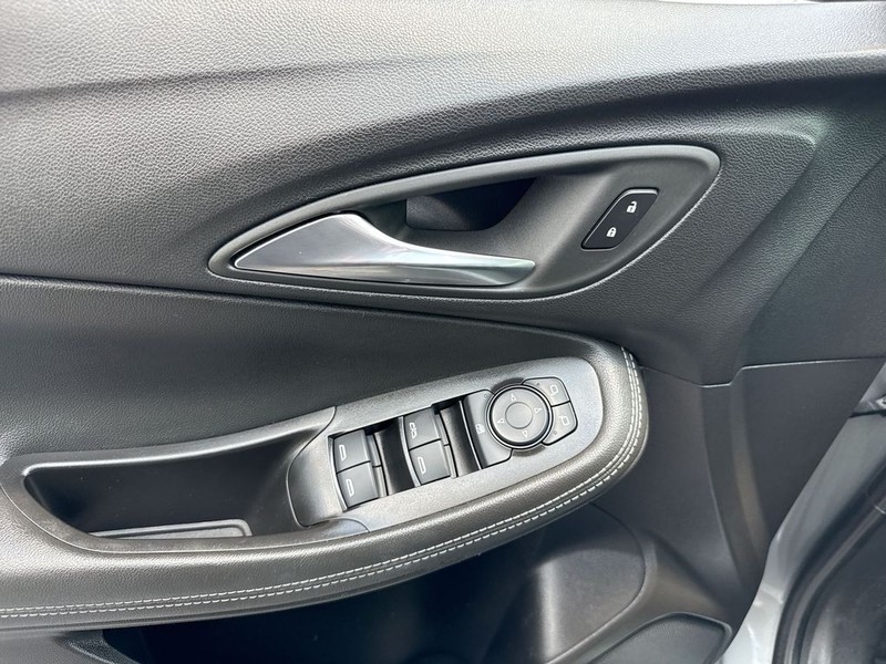 Buick Encore GX Vehicle Full-screen Gallery Image 13