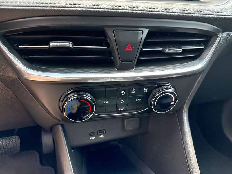 Buick Encore GX Vehicle Full-screen Gallery Image 18