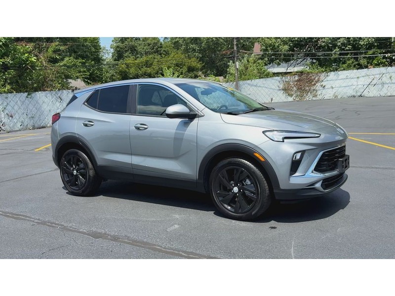 Buick Encore GX Vehicle Full-screen Gallery Image 02