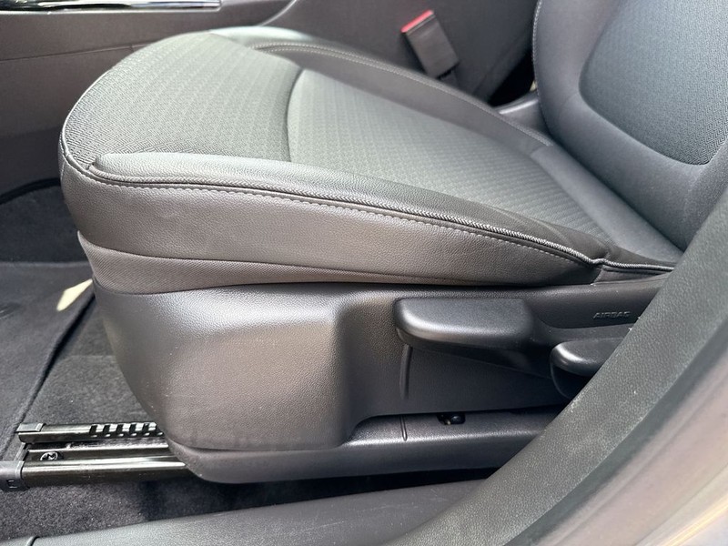 Buick Encore GX Vehicle Full-screen Gallery Image 12