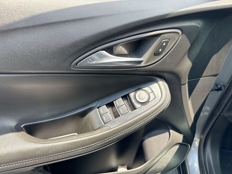 Buick Encore GX Vehicle Full-screen Gallery Image 13