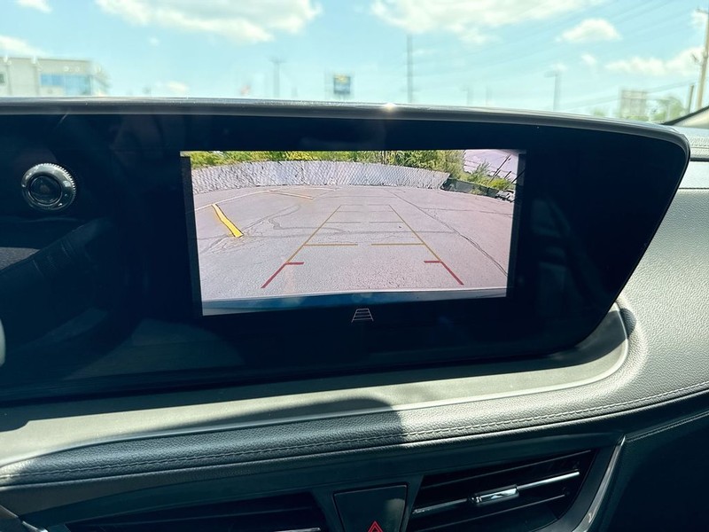 Buick Encore GX Vehicle Full-screen Gallery Image 17