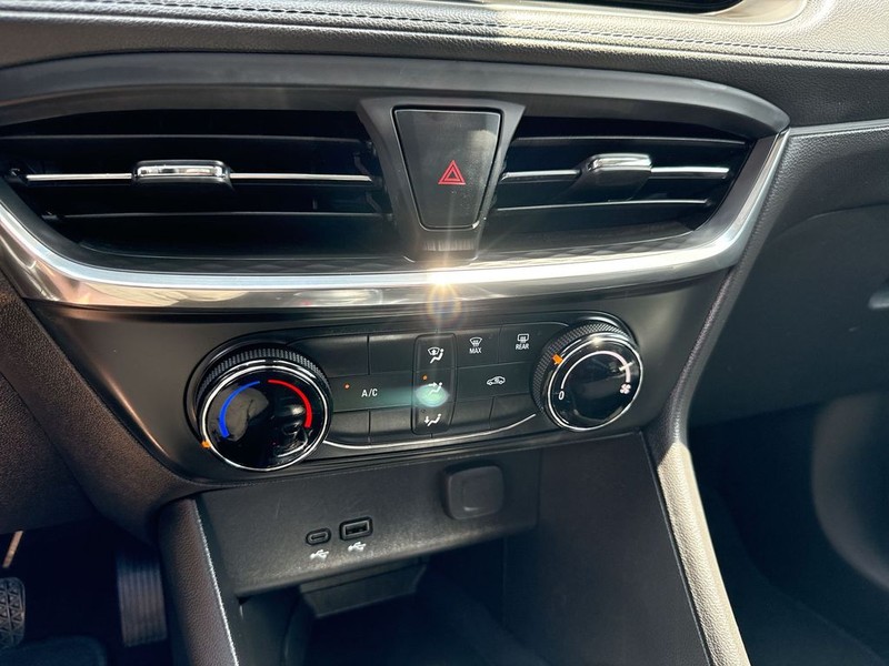 Buick Encore GX Vehicle Full-screen Gallery Image 18