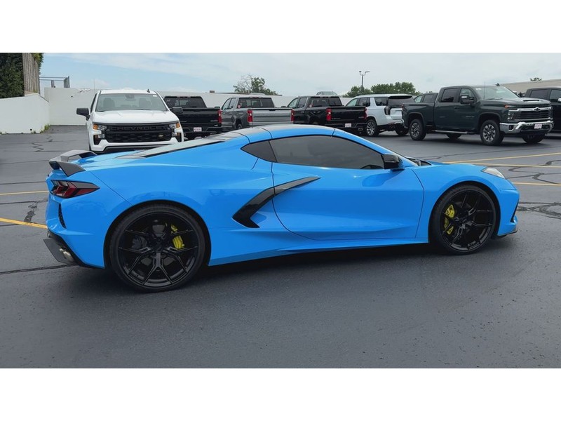 Chevrolet Corvette Vehicle Full-screen Gallery Image 09