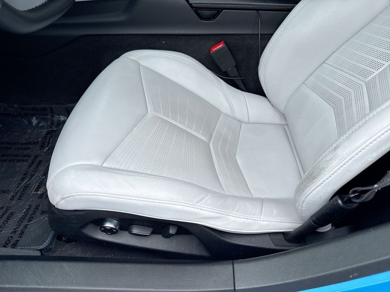 Chevrolet Corvette Vehicle Full-screen Gallery Image 12