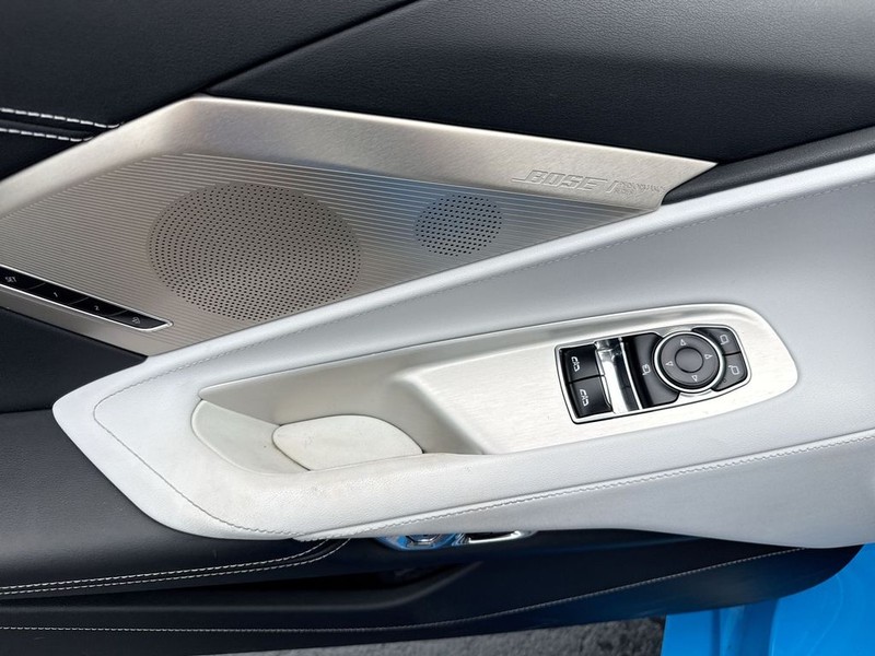 Chevrolet Corvette Vehicle Full-screen Gallery Image 14