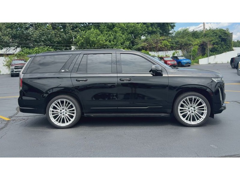 Cadillac Escalade Vehicle Full-screen Gallery Image 09