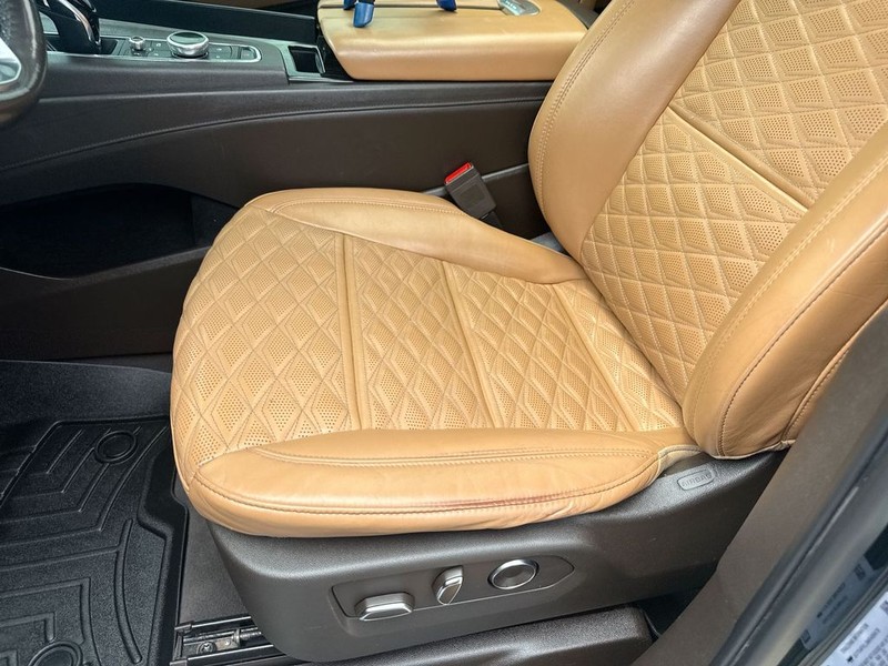 Cadillac Escalade Vehicle Full-screen Gallery Image 11