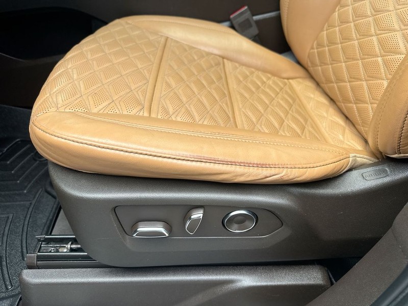 Cadillac Escalade Vehicle Full-screen Gallery Image 12