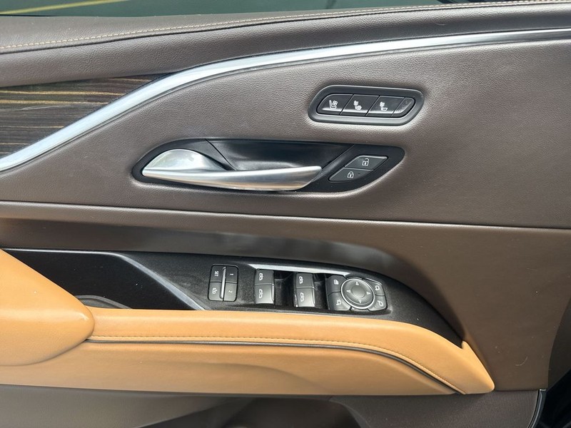 Cadillac Escalade Vehicle Full-screen Gallery Image 13
