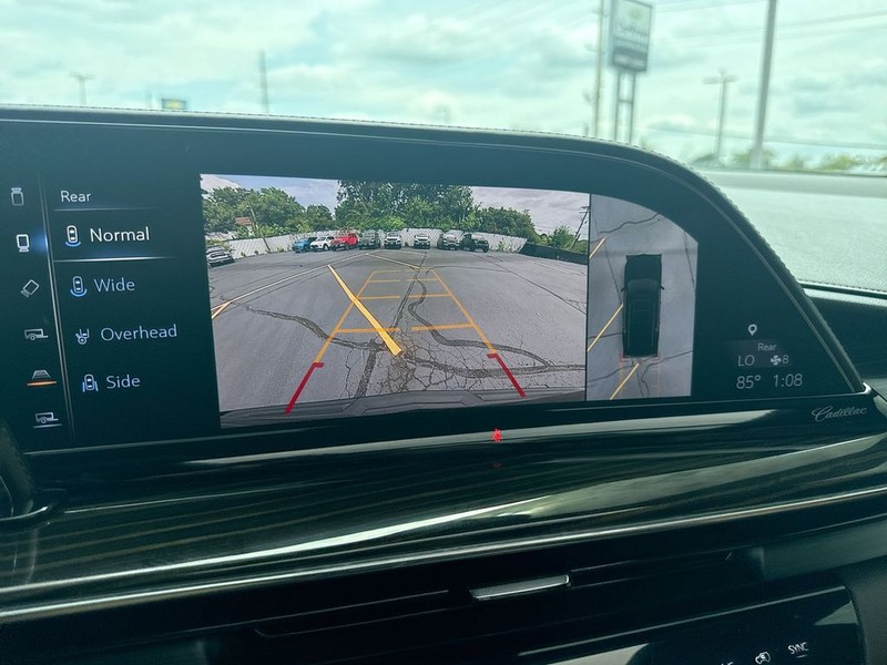Cadillac Escalade Vehicle Full-screen Gallery Image 17