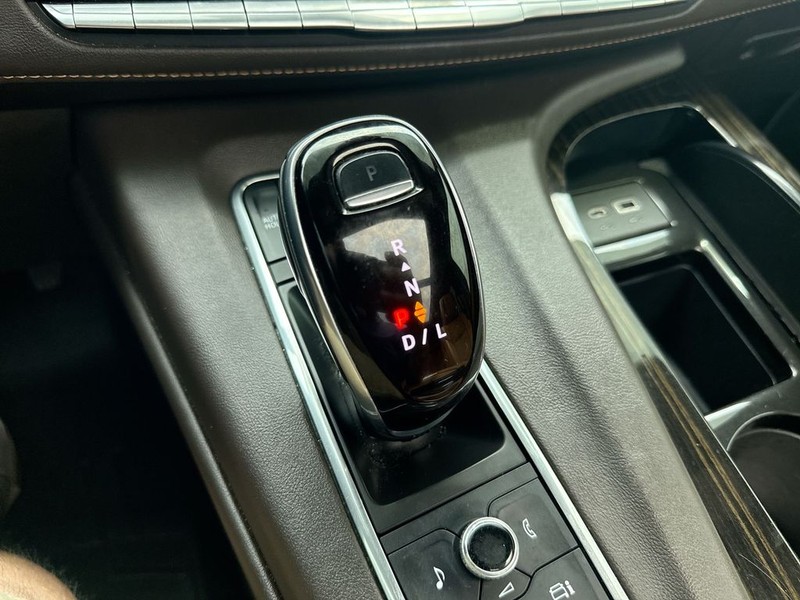 Cadillac Escalade Vehicle Full-screen Gallery Image 19