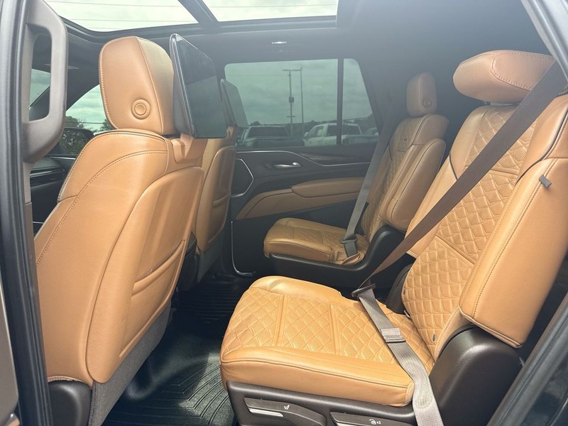 Cadillac Escalade Vehicle Full-screen Gallery Image 21