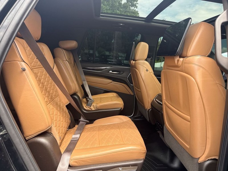 Cadillac Escalade Vehicle Full-screen Gallery Image 23
