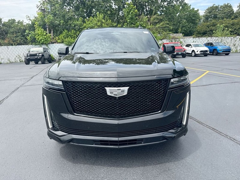 Cadillac Escalade Vehicle Full-screen Gallery Image 24