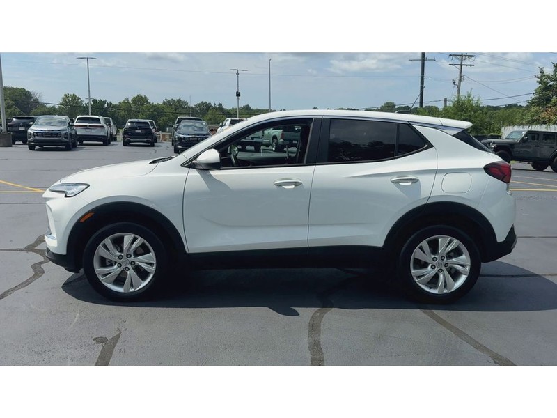 Buick Encore GX Vehicle Full-screen Gallery Image 05