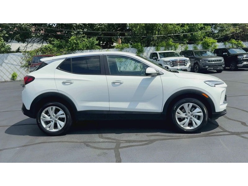 Buick Encore GX Vehicle Full-screen Gallery Image 09