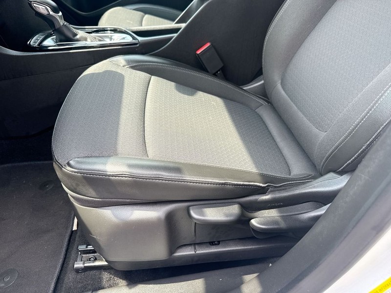 Buick Encore GX Vehicle Full-screen Gallery Image 11