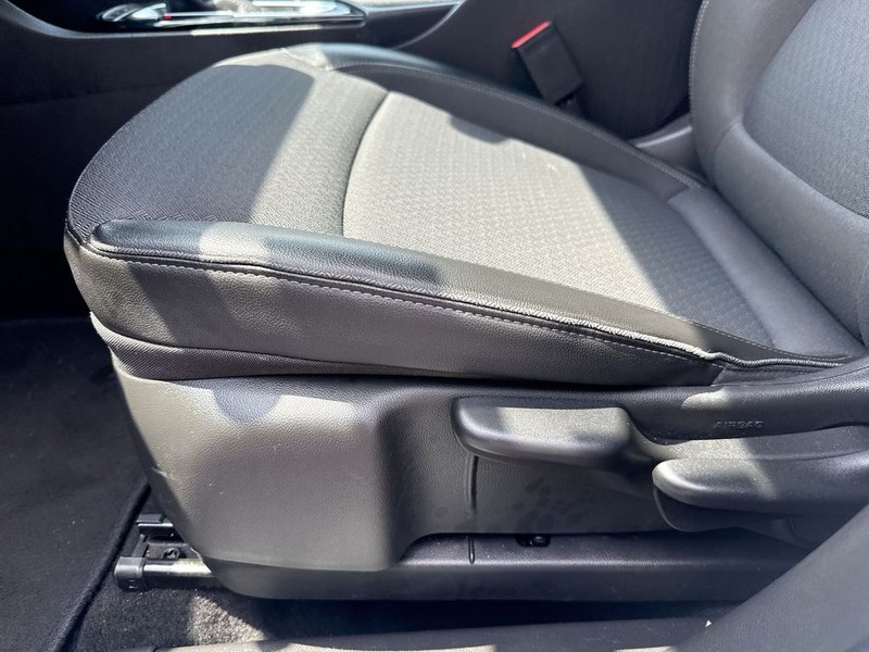 Buick Encore GX Vehicle Full-screen Gallery Image 12