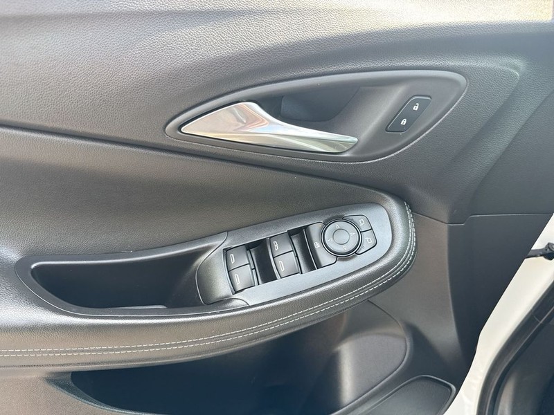 Buick Encore GX Vehicle Full-screen Gallery Image 13