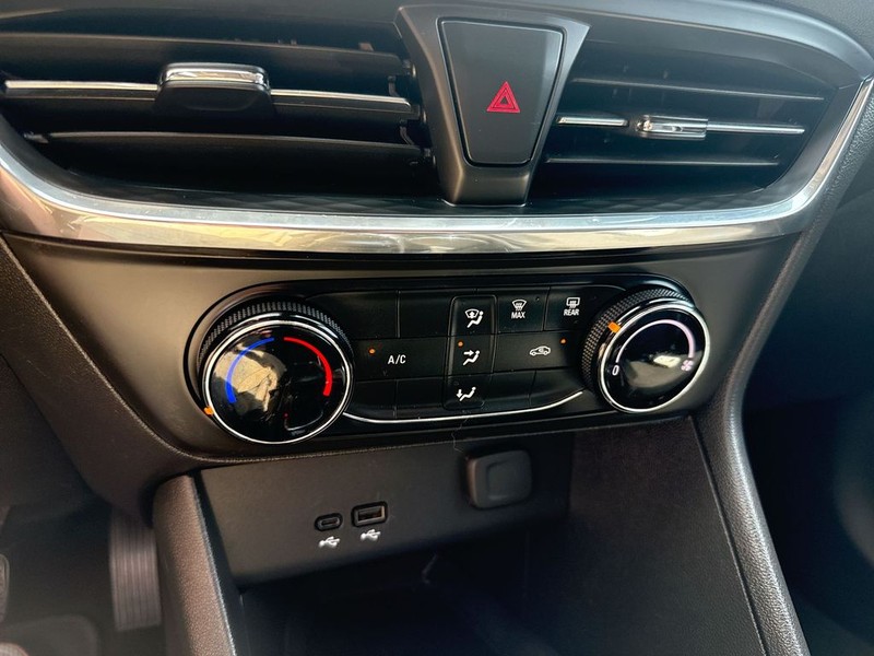 Buick Encore GX Vehicle Full-screen Gallery Image 18