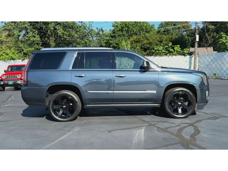 Cadillac Escalade Vehicle Full-screen Gallery Image 04