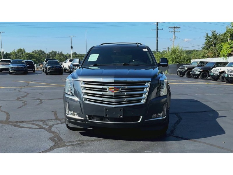 Cadillac Escalade Vehicle Full-screen Gallery Image 06