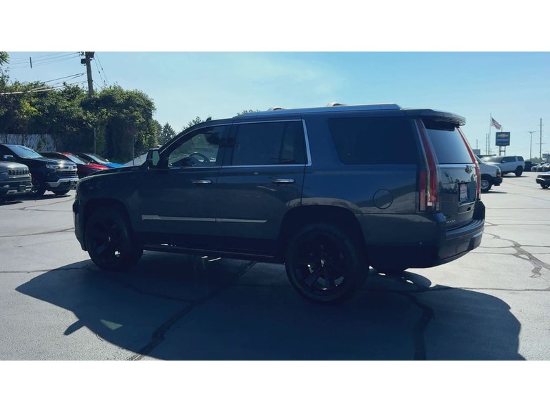 Cadillac Escalade Vehicle Full-screen Gallery Image 09