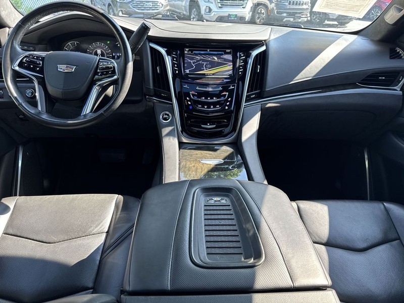 Cadillac Escalade Vehicle Full-screen Gallery Image 11