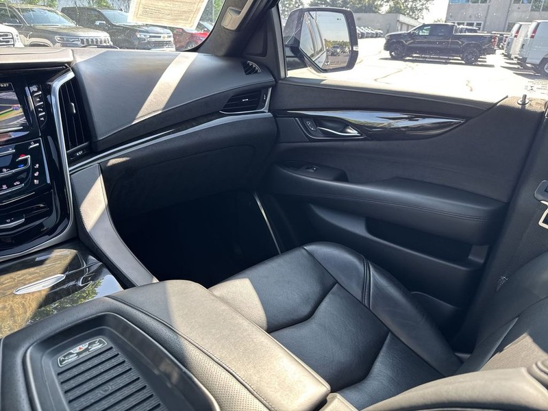 Cadillac Escalade Vehicle Full-screen Gallery Image 12