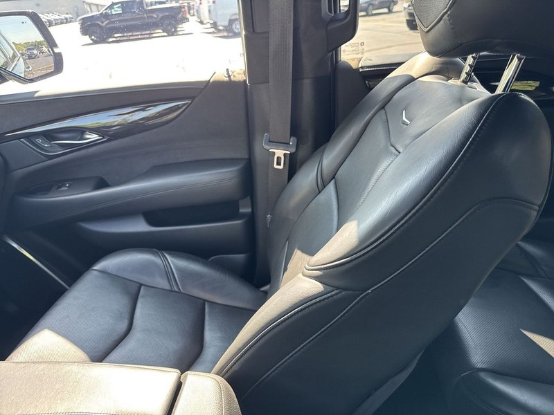 Cadillac Escalade Vehicle Full-screen Gallery Image 13