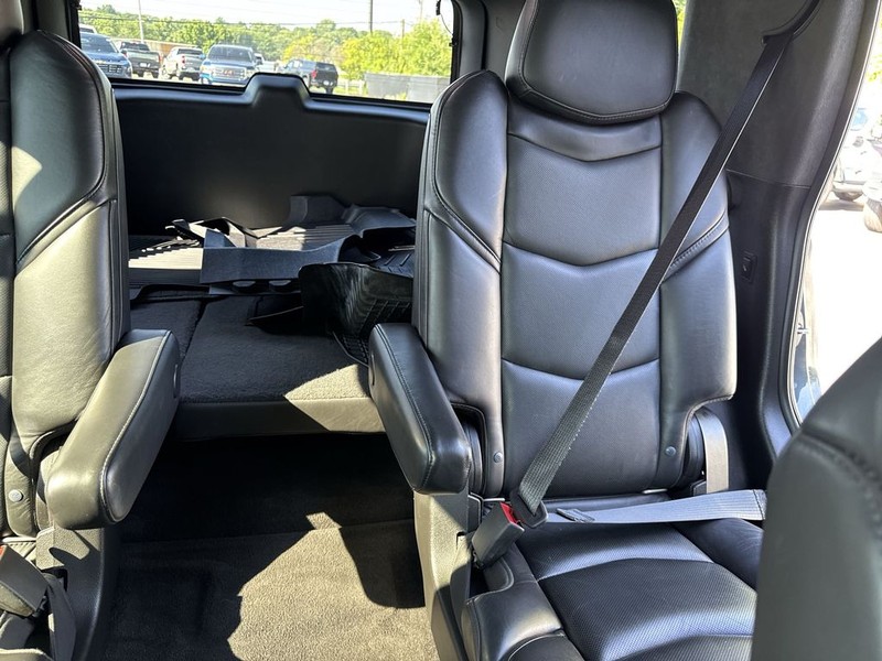 Cadillac Escalade Vehicle Full-screen Gallery Image 16