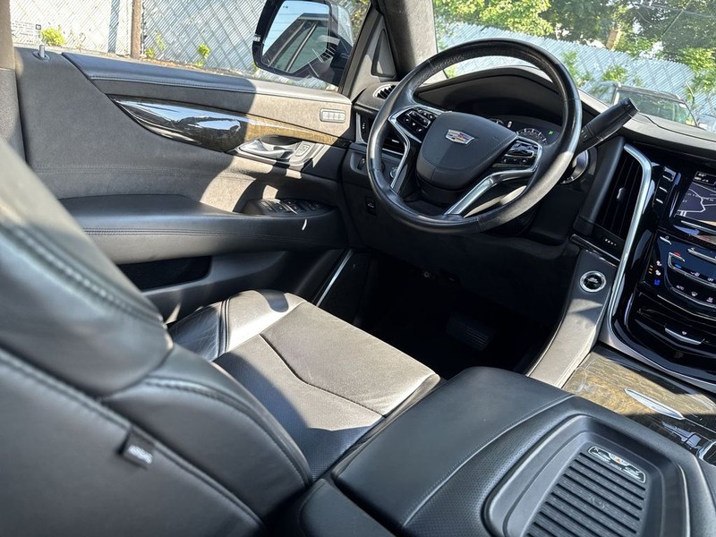 Cadillac Escalade Vehicle Full-screen Gallery Image 17