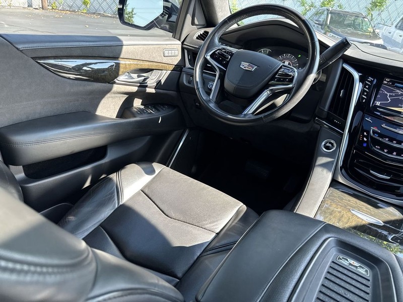 Cadillac Escalade Vehicle Full-screen Gallery Image 18