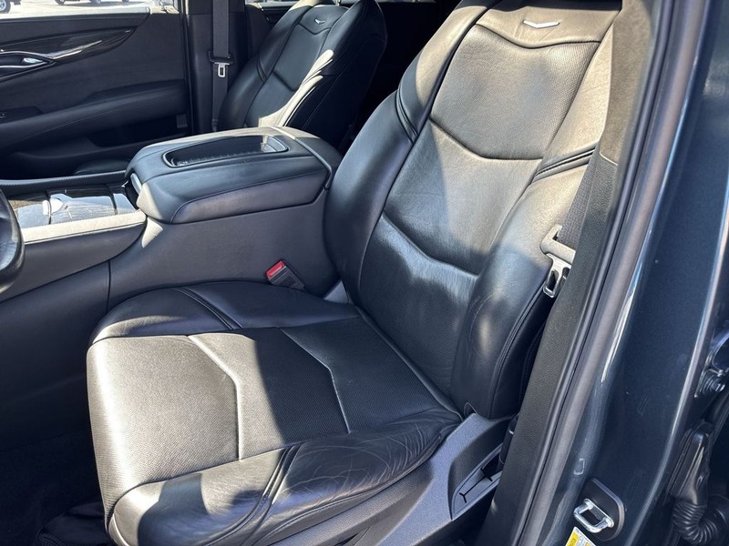 Cadillac Escalade Vehicle Full-screen Gallery Image 20