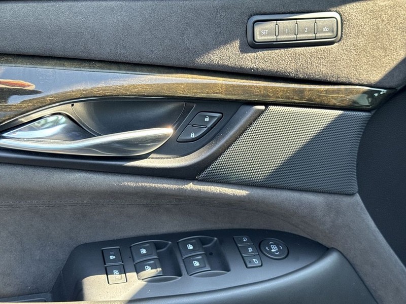 Cadillac Escalade Vehicle Full-screen Gallery Image 22