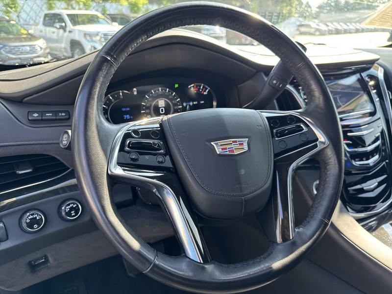 Cadillac Escalade Vehicle Full-screen Gallery Image 23