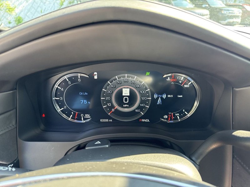 Cadillac Escalade Vehicle Full-screen Gallery Image 24