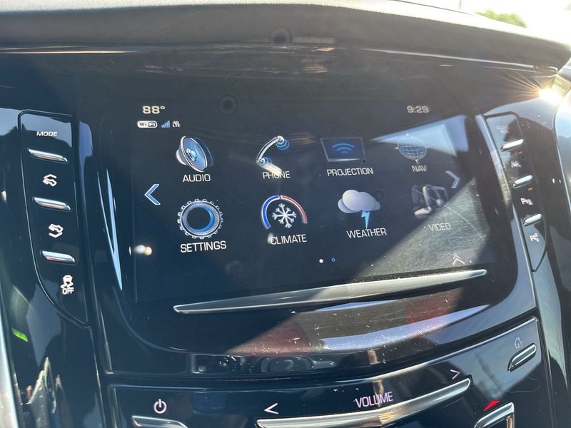 Cadillac Escalade Vehicle Full-screen Gallery Image 25