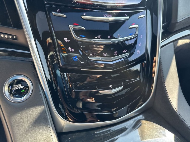 Cadillac Escalade Vehicle Full-screen Gallery Image 28