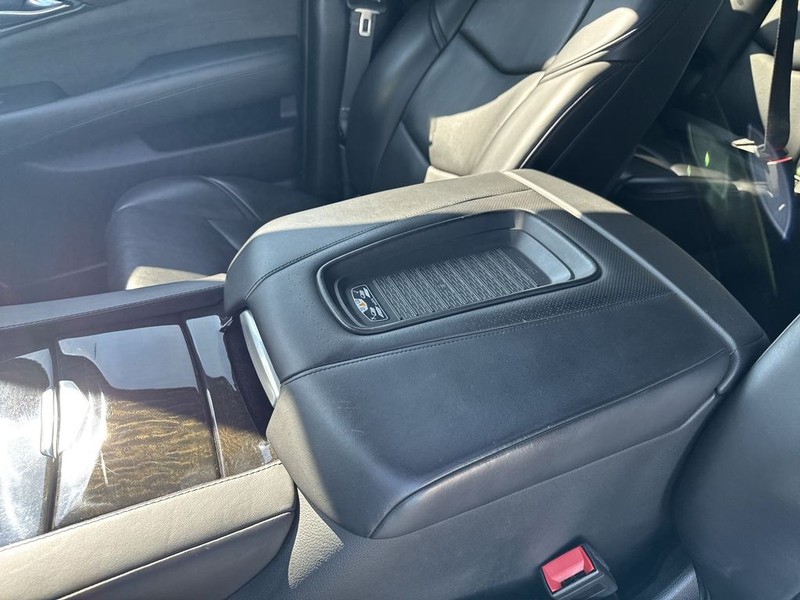 Cadillac Escalade Vehicle Full-screen Gallery Image 30