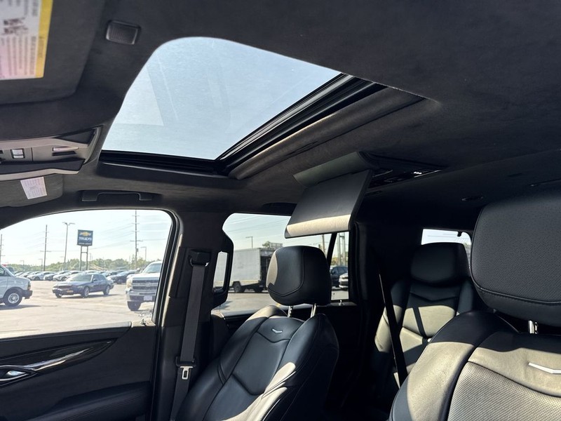 Cadillac Escalade Vehicle Full-screen Gallery Image 31
